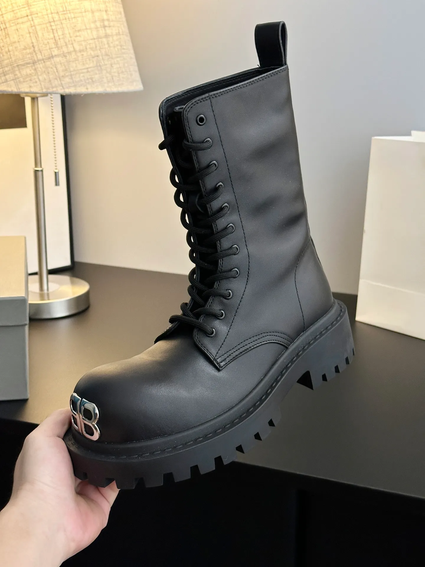 👟👟Ex-factory price 780👟👟 [𝗕𝗔𝗟𝗘𝗡𝗖𝗜𝗔𝗚𝗔Parisian Martin boots] Stomper Derby new big-toe derby shoes. This pair of shoes is simply a dark horse in this year's fashion circle. The exaggerated big-toe design makes people fall in love at first sight! 💖 👟 When I first saw it, I was attracted by the big B logo. It’s so recognizable! 🌟 Wear it, whether paired with skinny jeans or wide-leg pants, you can easily style it and look extremely fashionable! The double B decorative buckle is hand-inlaid with pure copper hardware 👟👟Shoe upper material: full-grain cowhide 👟👟Shoe lining material: water-dyed cowhide 👟👟Sole material: original rubber outsole 👟👟Shoe size selection: women's 35-40 (40 customized)